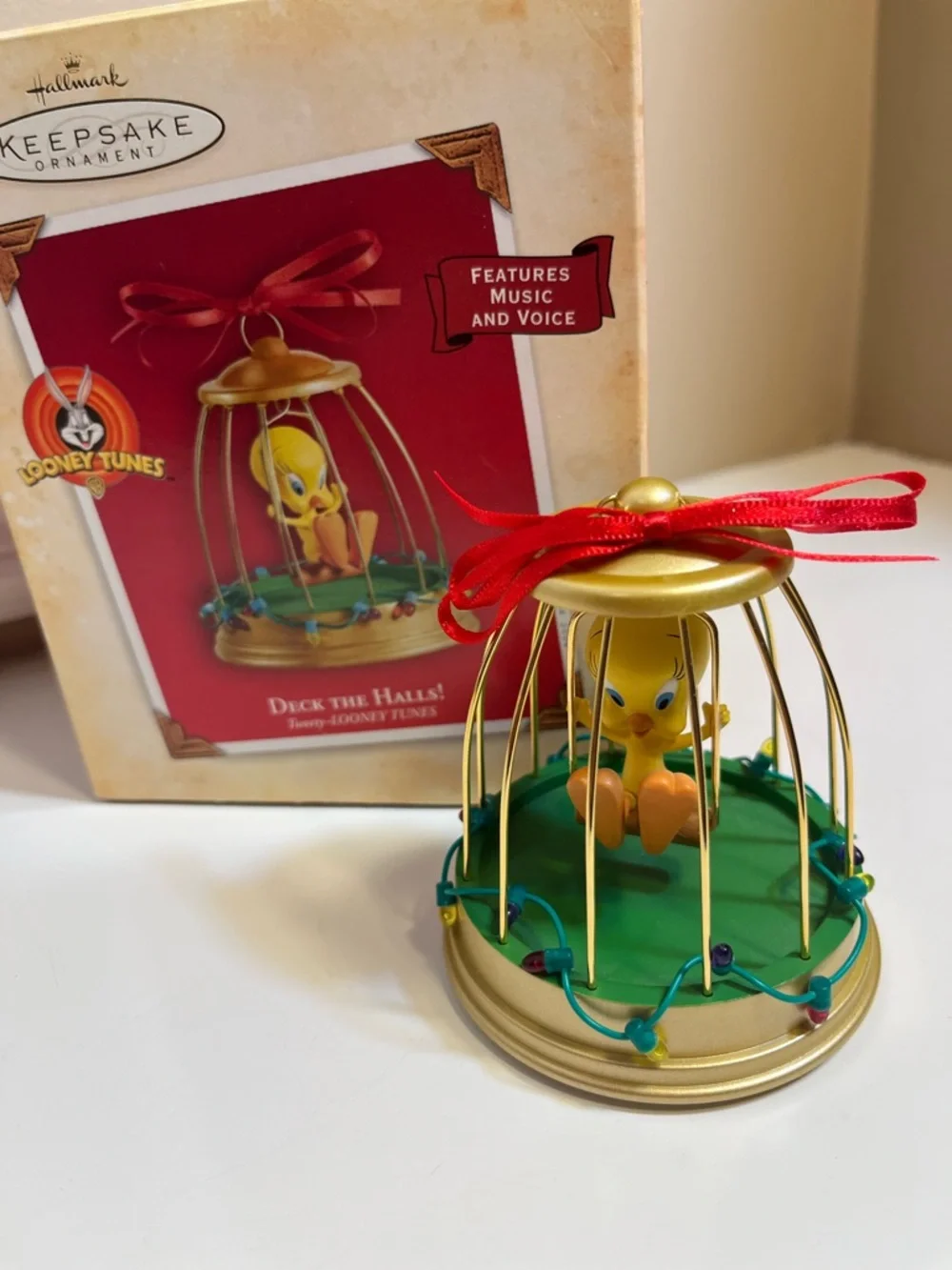 Hallmark 2004 Looney tunes “  Deck The Halls” Christmas ornament